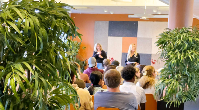 Bilde av en sal med elever. Foran står rektor som åpner skoleåret