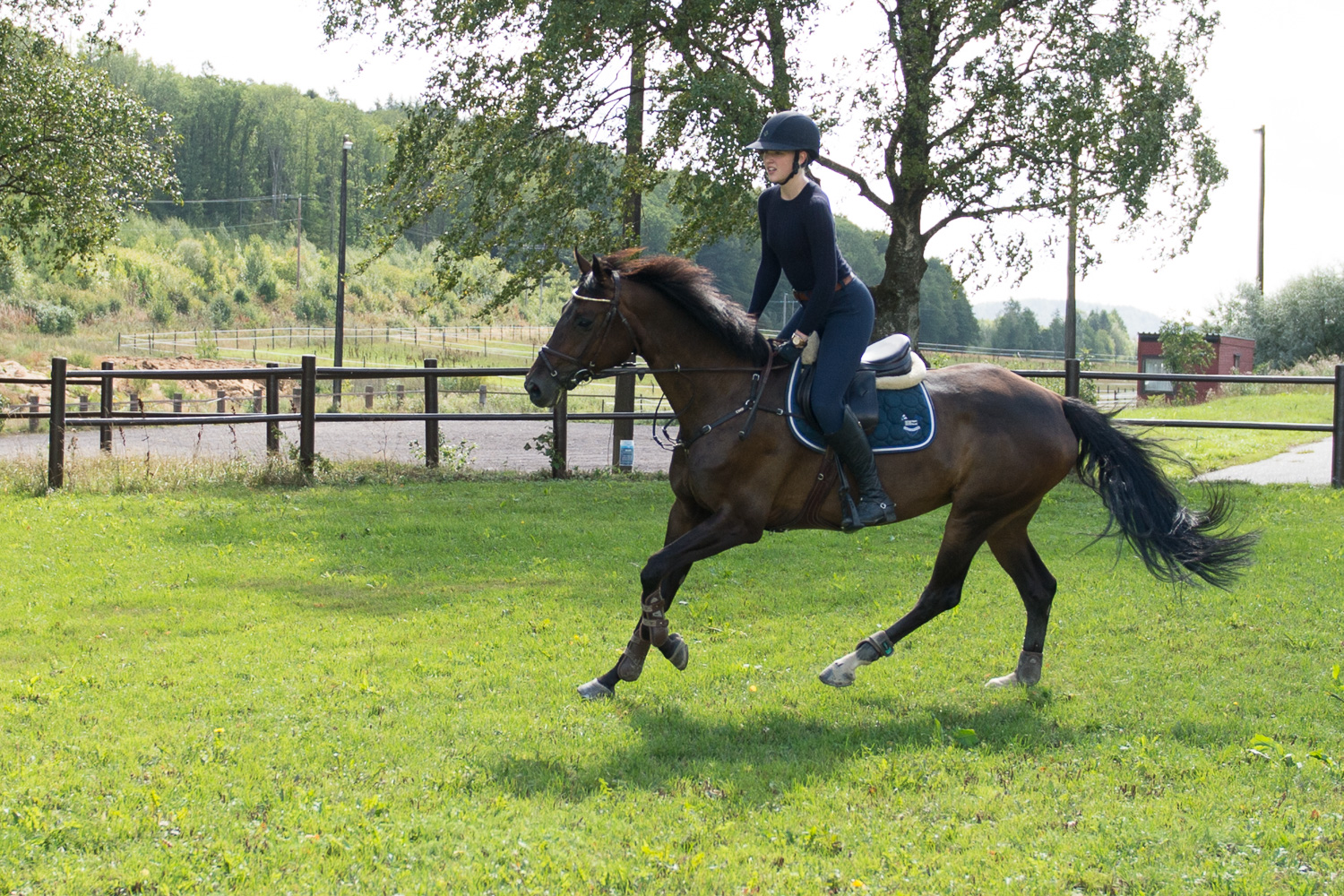 Elev som rir på gressbanen