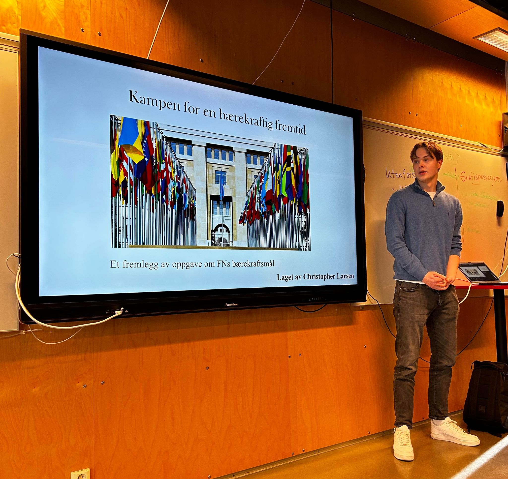 Elev fremfører en powerpoint presentasjon