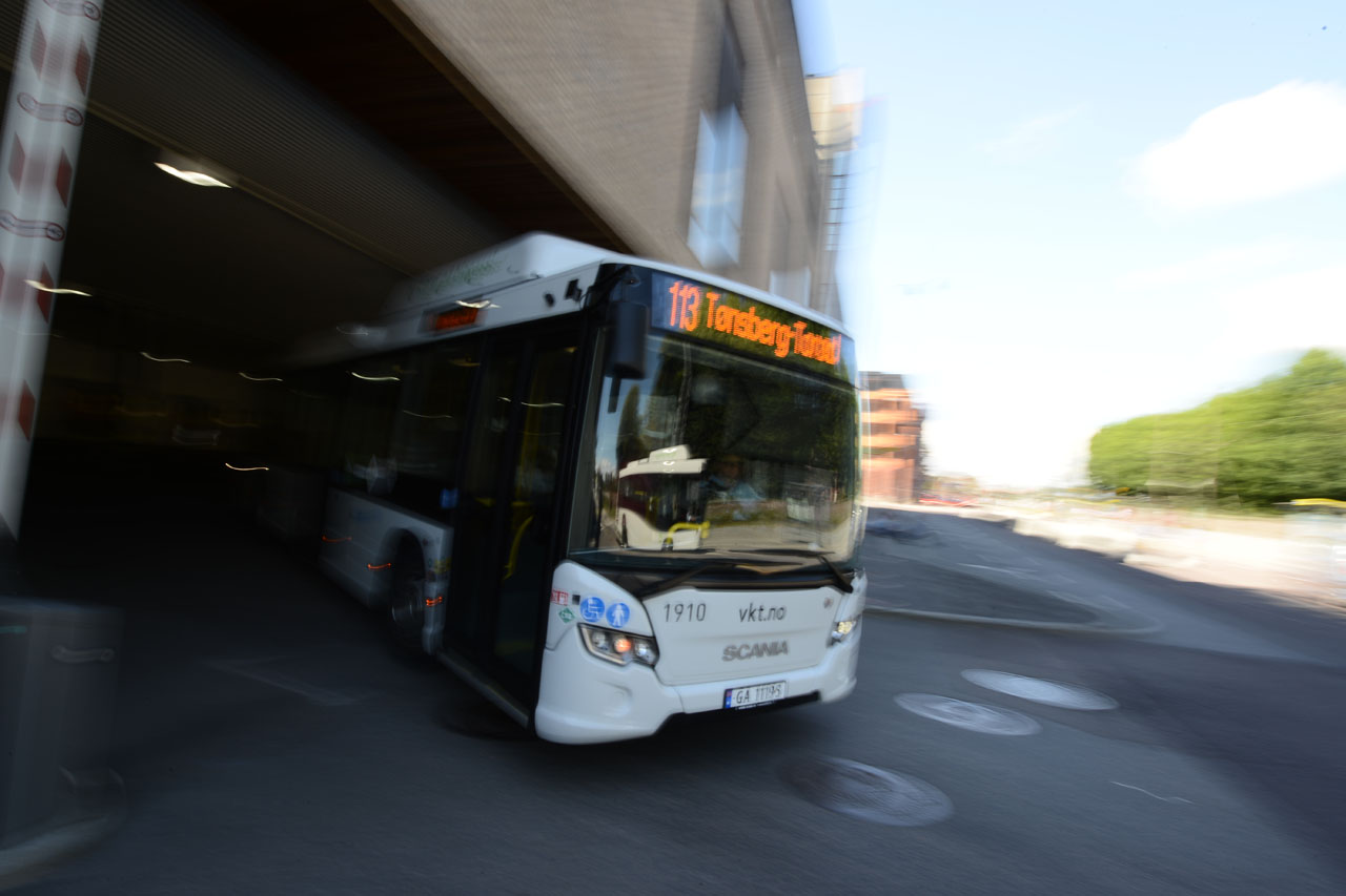 VKT-buss på vei ut fra Rutebilstasjonen ved Farmandstredet, Tønsberg.