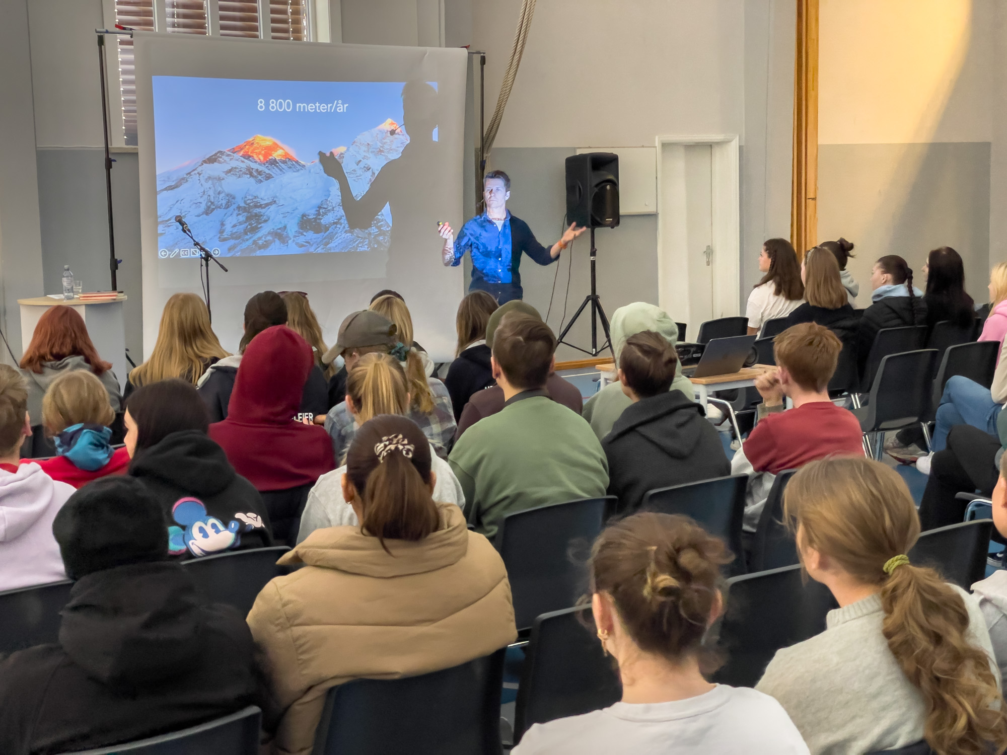 Ole Petter Hjelle snakker foran elevene