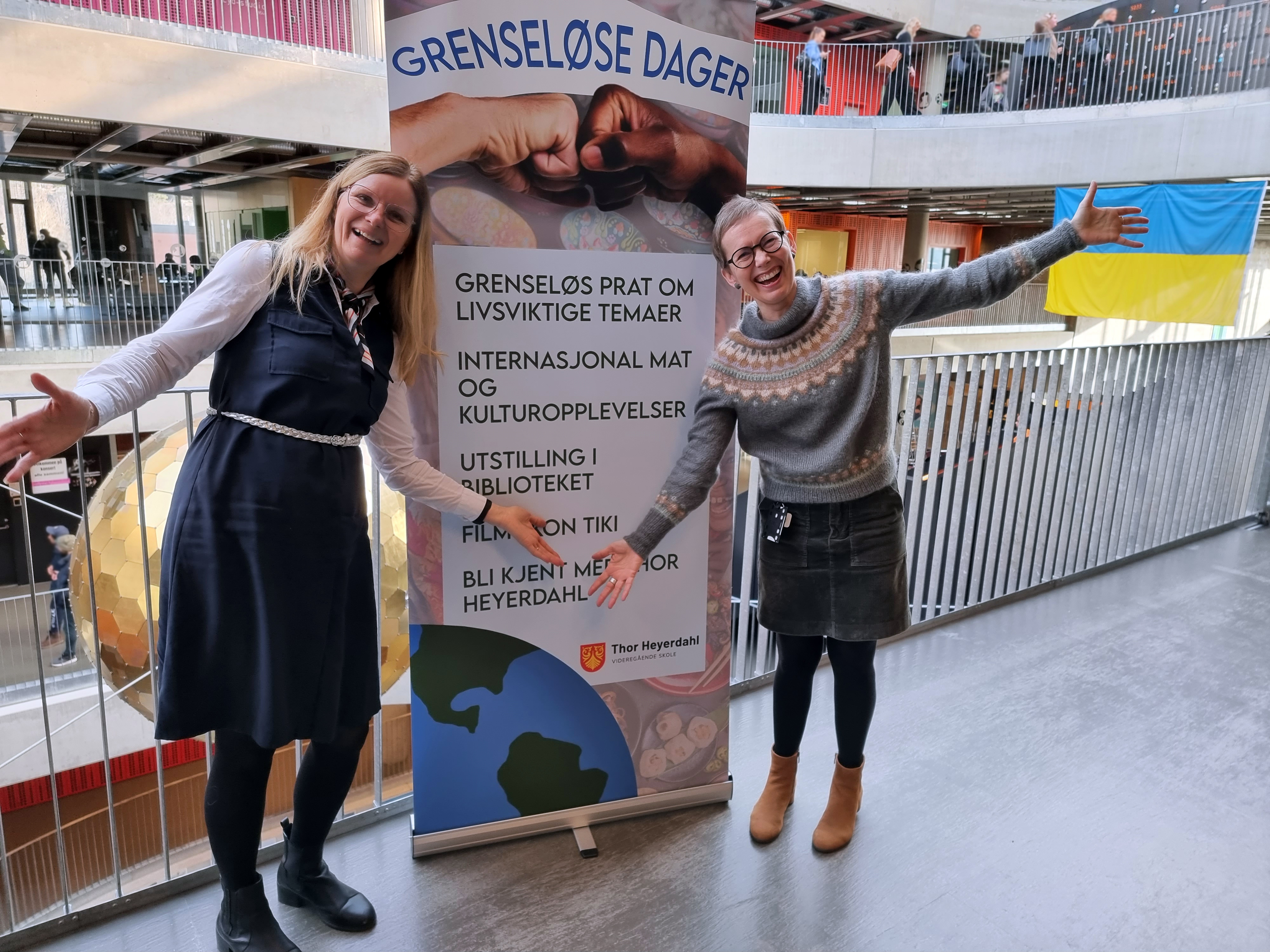 Bente Hoel og Cecilie Lund er klare og gleder seg til alt som skal skje i uke 13. Roll up er laget av medier og kommunikasjon-elevene Sivert Næss Enge og Oliver Gonstad Rambo.