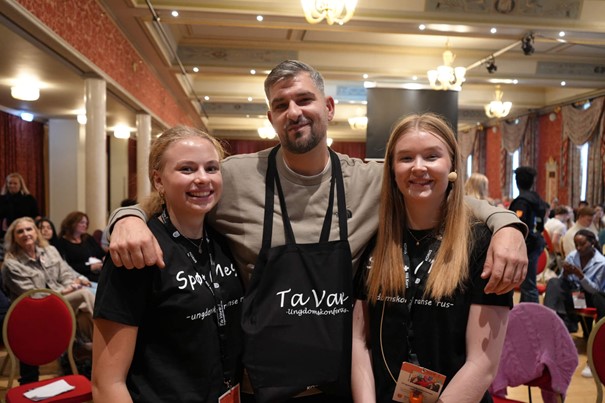 Leo Ajkic sammen med to ungdommer