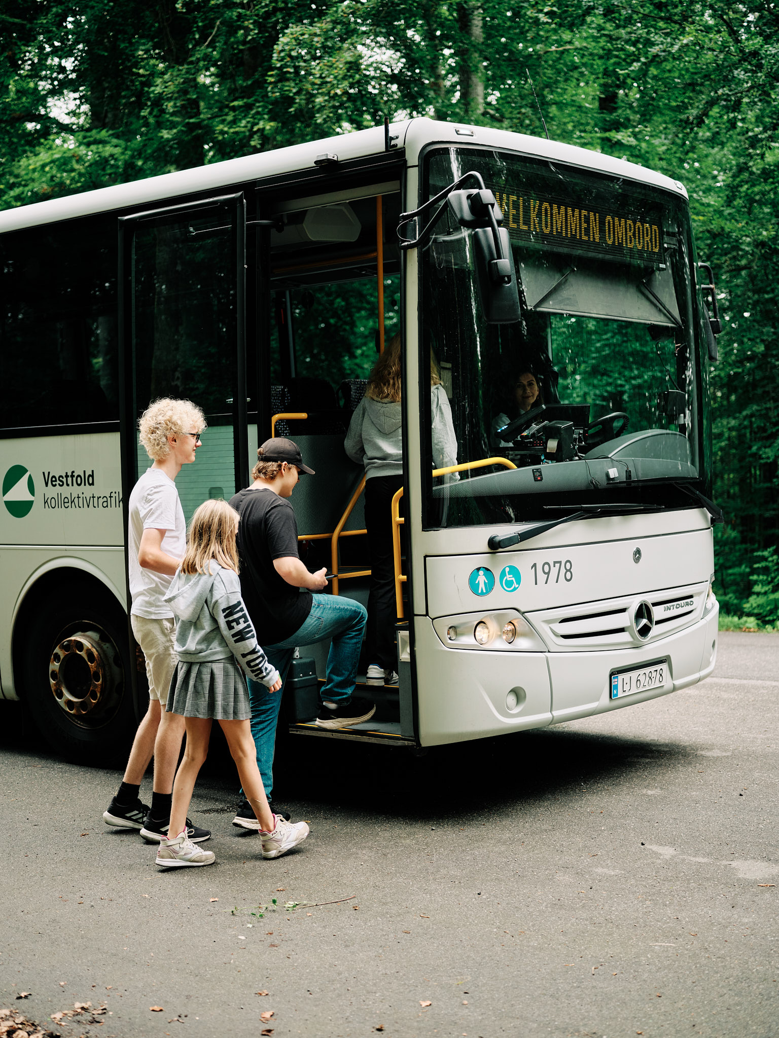 Påstigende passasjerer på lokalbuss i Vestfold