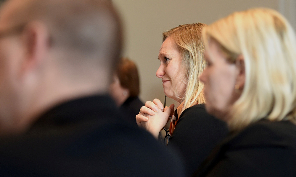 Mette Kvale i møte.