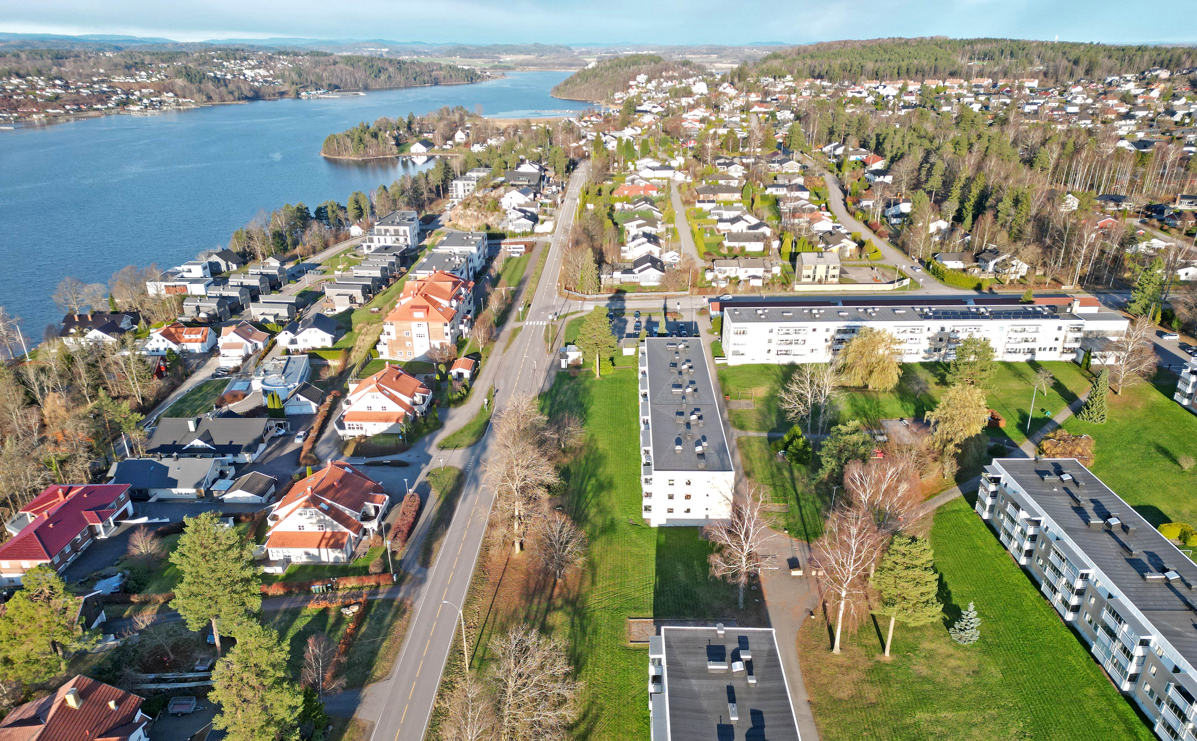 Dronebilde tatt nordover langs Amundrødveien i Færder. Bildet er tatt av den nordlige delen av veien og viser blokkene ved Kjernåsveien.