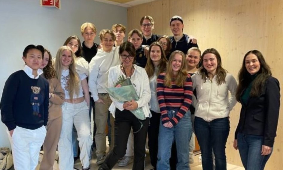 Bilde av Gro med sine elever.