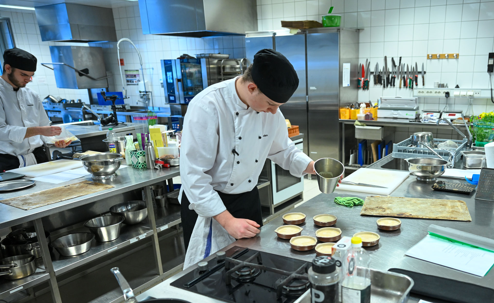 To elever som lager mat på skolekjøkken.