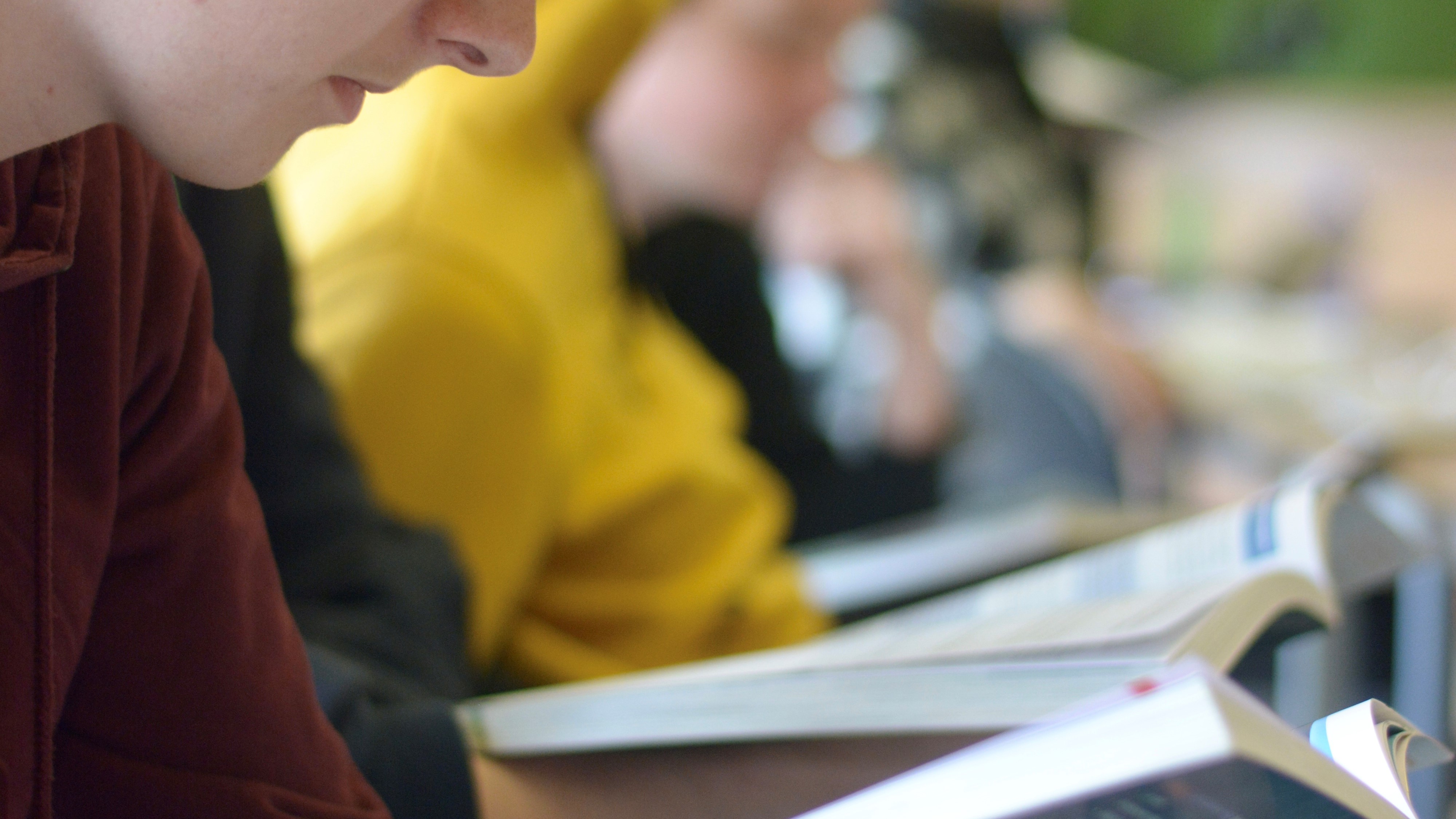 Nærbilde av elever som leser