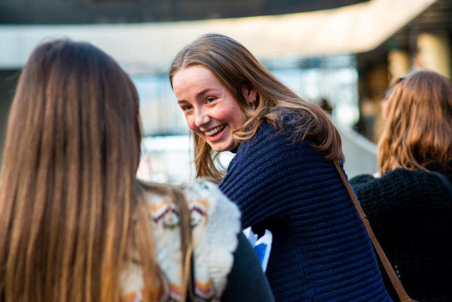 Illustrasjonsbilde: To jenter i samtale