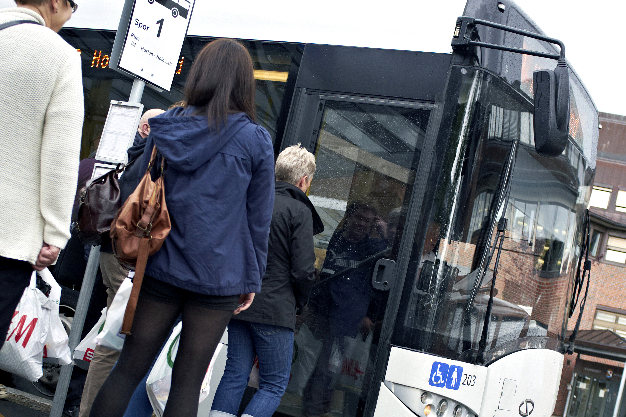 Passasjerer går på buss - Vestfold Kollektivtrafikk