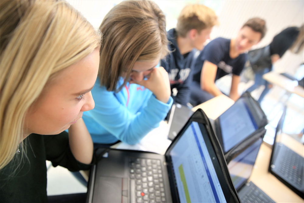 Elever ser på laptop
