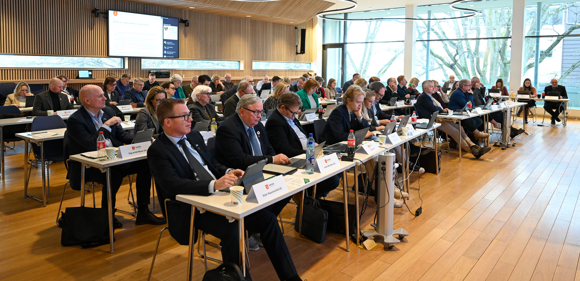 Folkevalgte i politisk møte