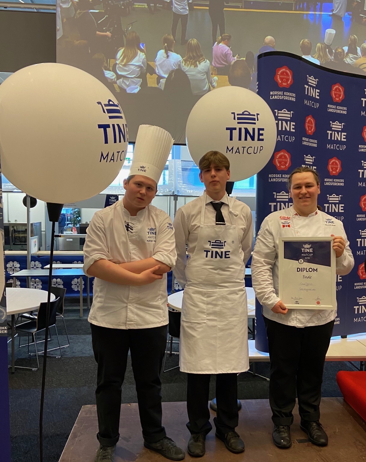 Bilde av elever som holder sølvdiplom fra Tine Matcup