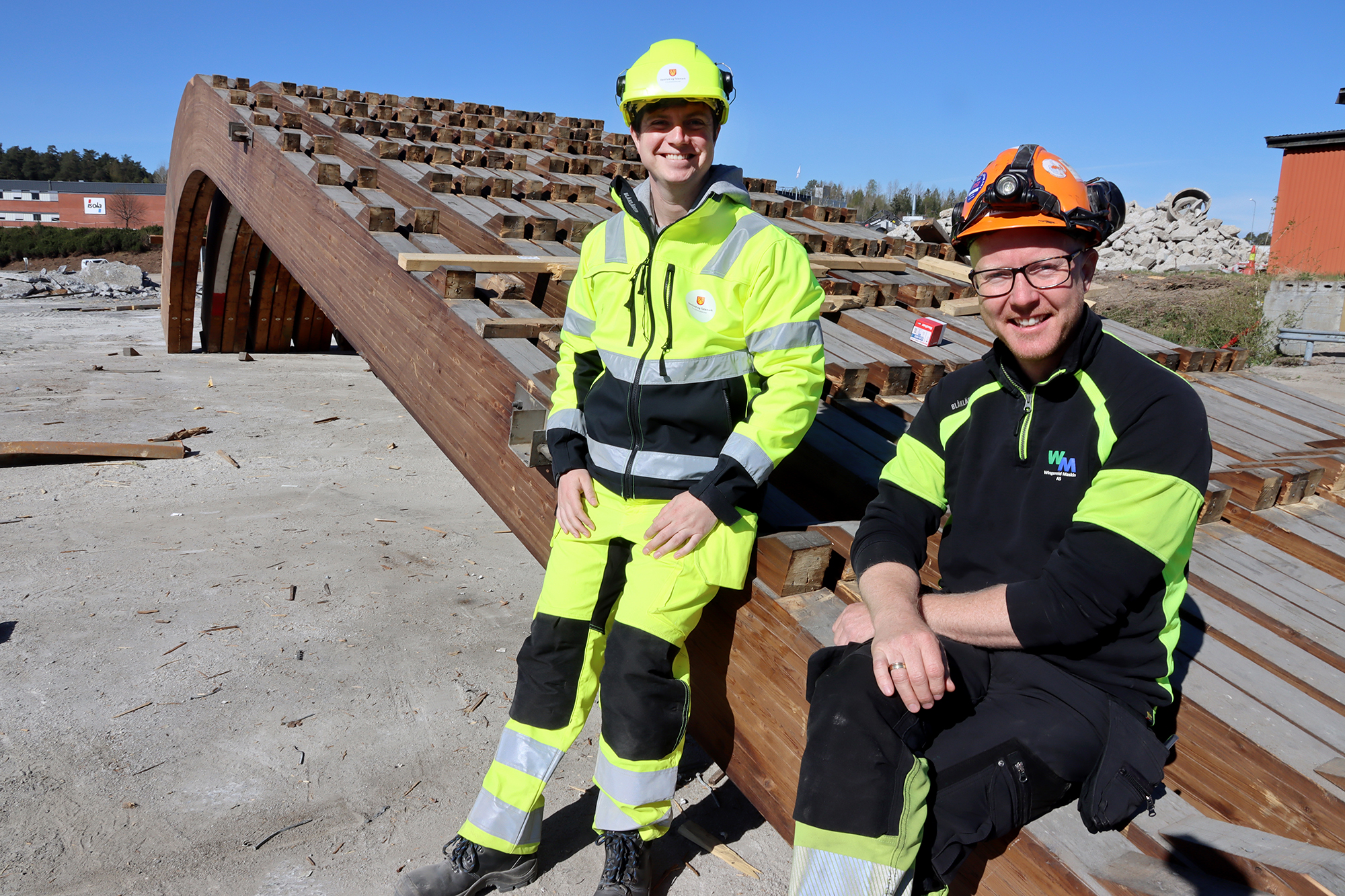 Byggeleder Thomas Stensen-Christensen og rivningsentprenør Øystein Wingereid med limtredragerne som får nytt liv i Tørdal.