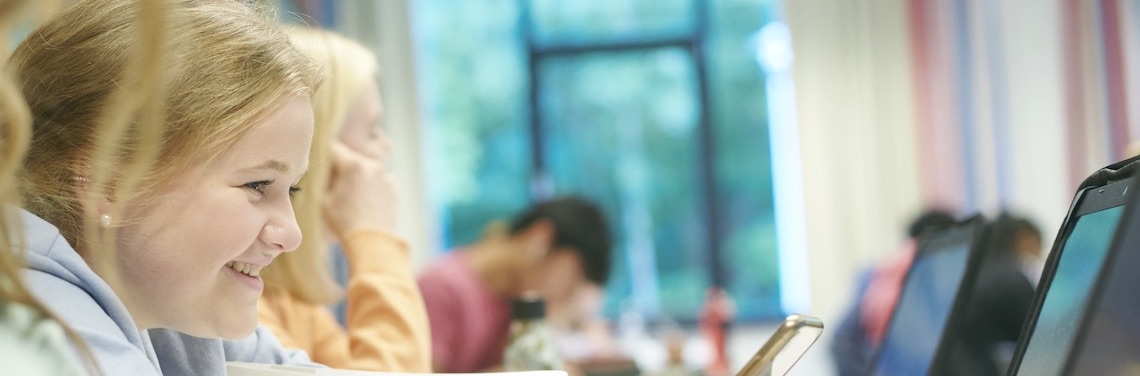 Bilde av elev som smiler