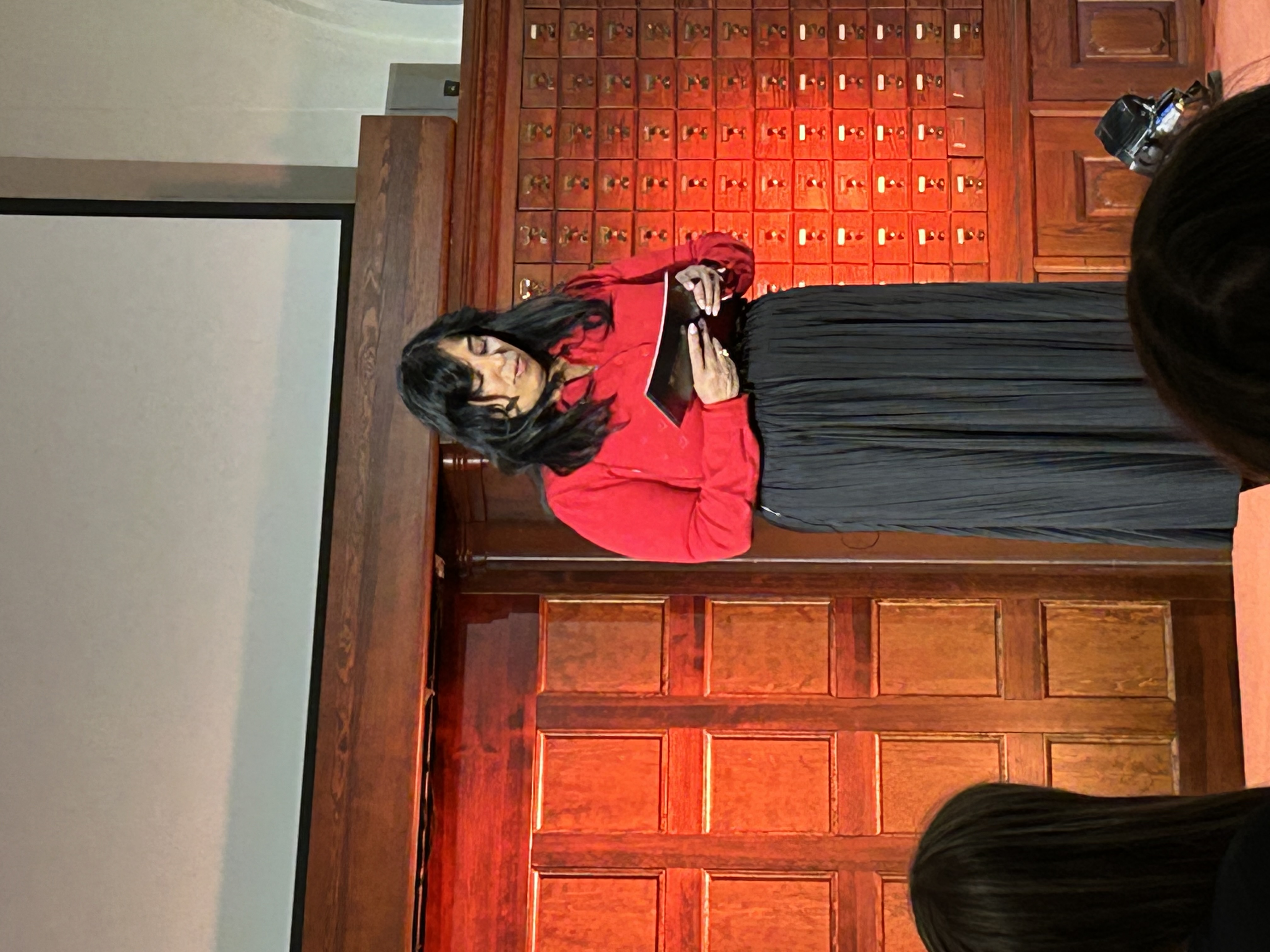 Kultur og likestillingsminister Lubna Jaffery åpner innspillsmøtet på Nasjonalbiblioteket 27. april