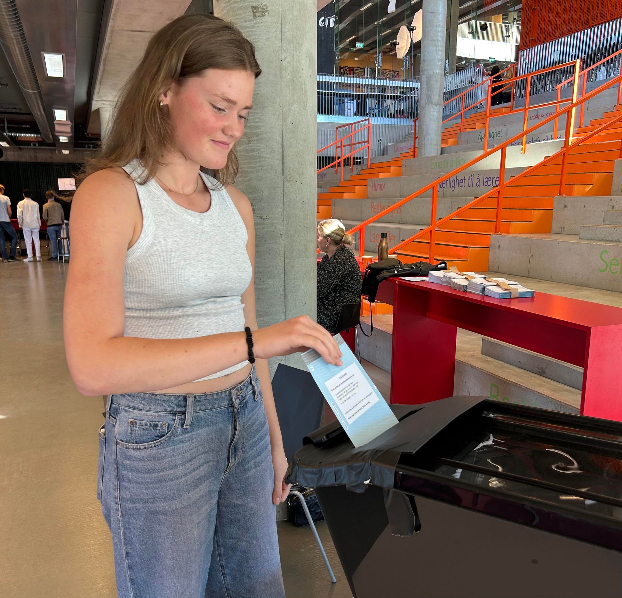 Elev putter stemmeseddelen oppi boksen