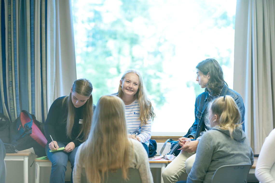 Bilde av elever som gjør gruppearbeid