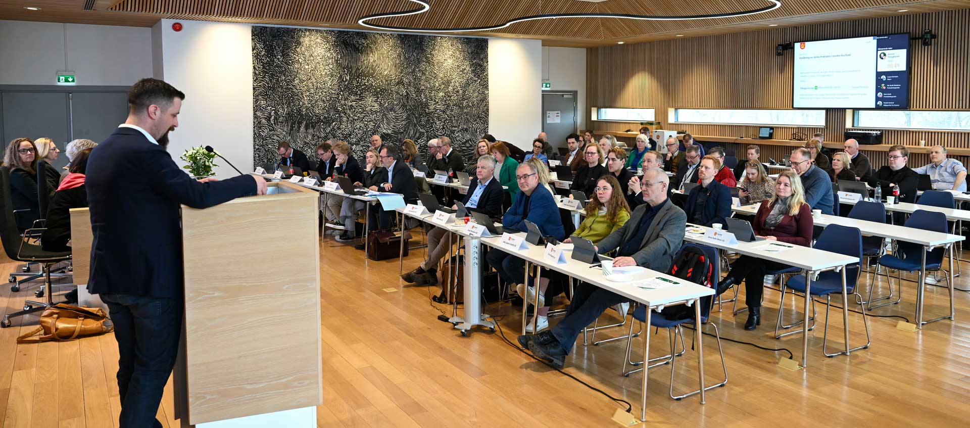Folkevalgte i politisk møte