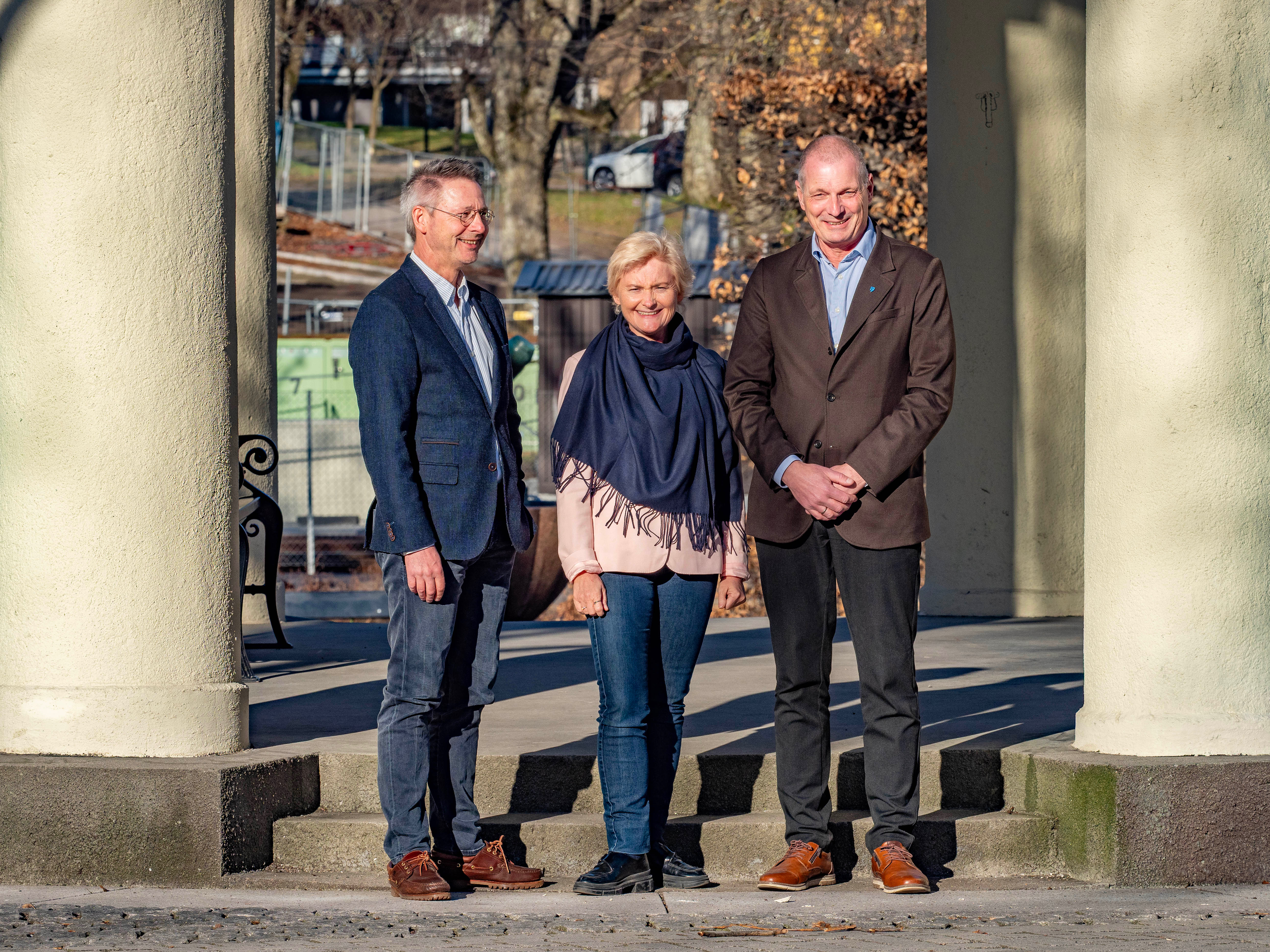 Ordførerne står sammen ved parkens historiske musikkpaviljong