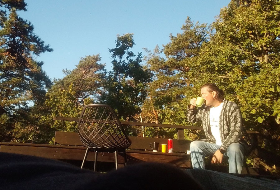 Mann som drikker kaffe