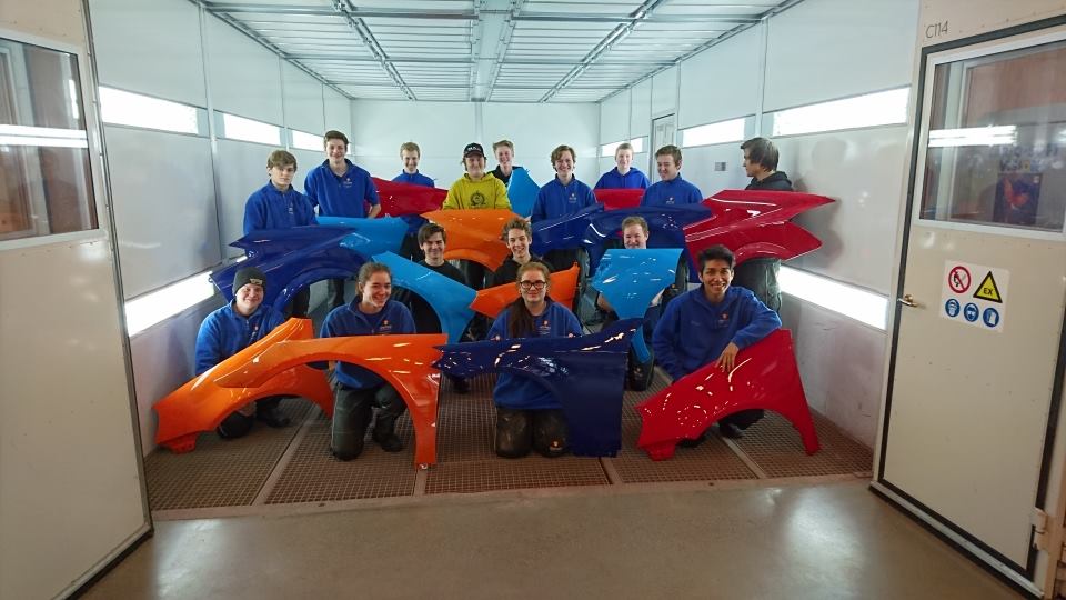 Elever fra Bilskade, lakk og karosseri viser sine arbeider