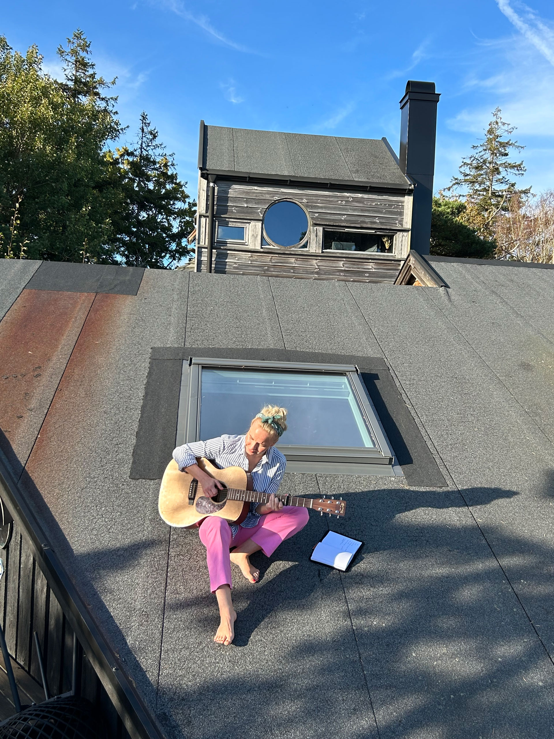 Kvinne i rosa klær står i skogen