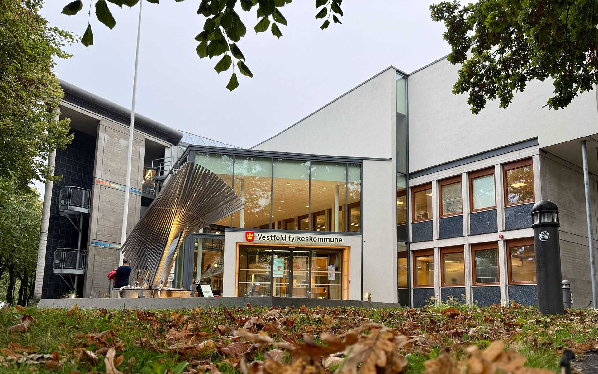 Fylkeshuset i Tønsberg sett utenfra en høstdag