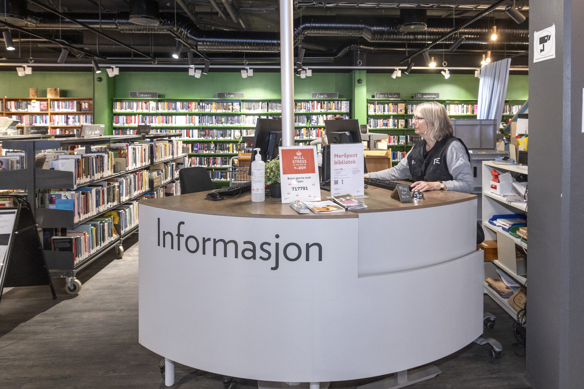 Skranke med ansatte i Oppsahl bibliotek