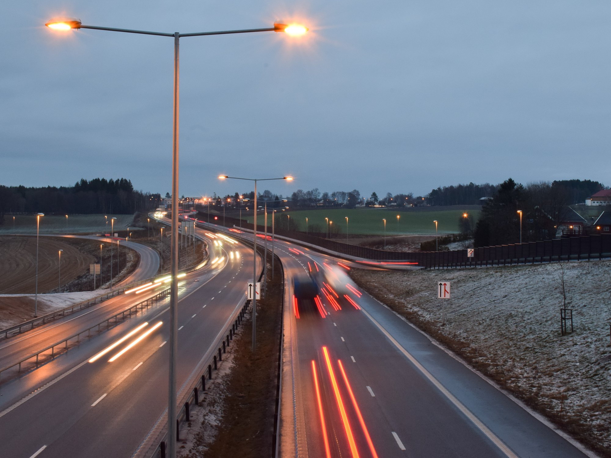 Bilde av trafikken på E18 i skumringen.