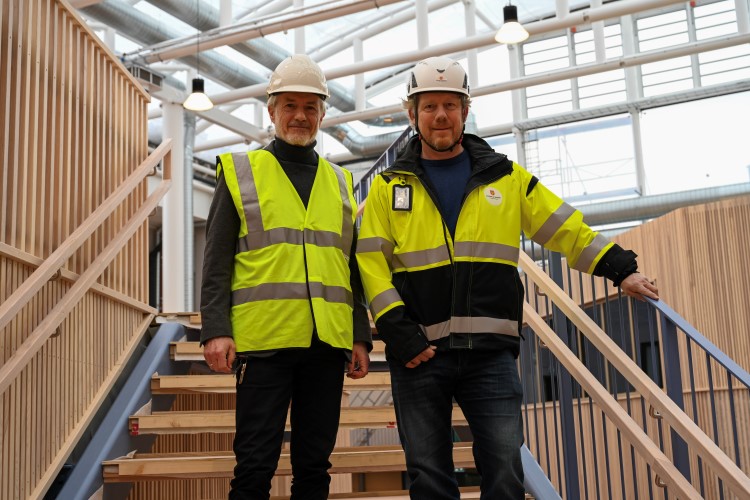 Harald Møller, rektor ved Sandefjord videregående skole og Torbjørn Lunde, teknisk byggleder i Vestfold og Telemark fylkeskommune er fornøyde med rehabilteringen av Sandefjord videregående skole.