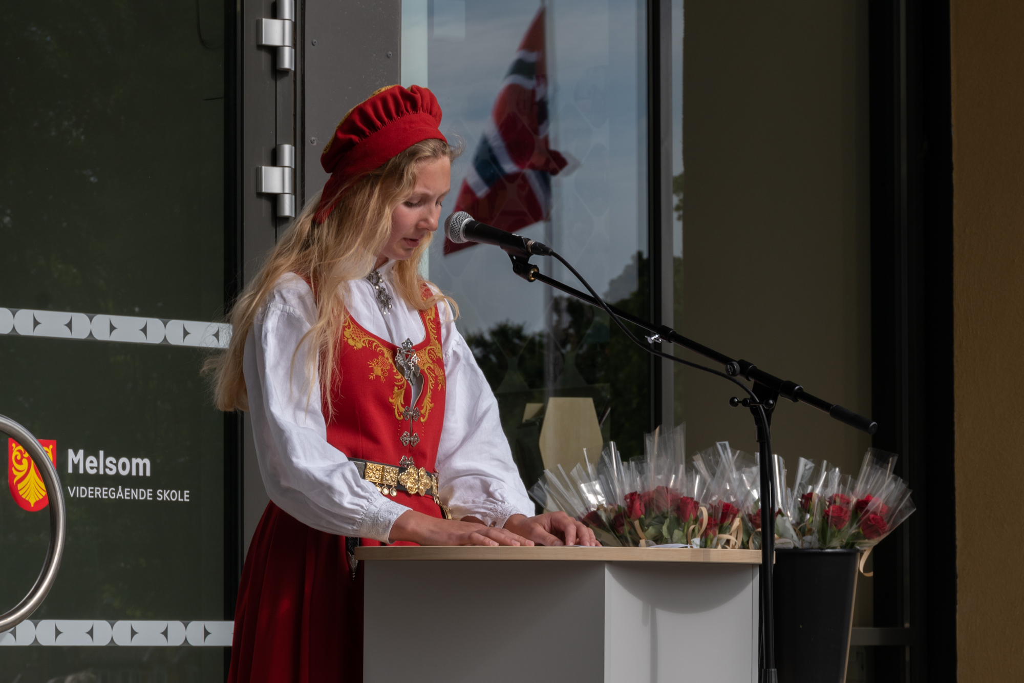 Marte Movik holder elevenes tale.