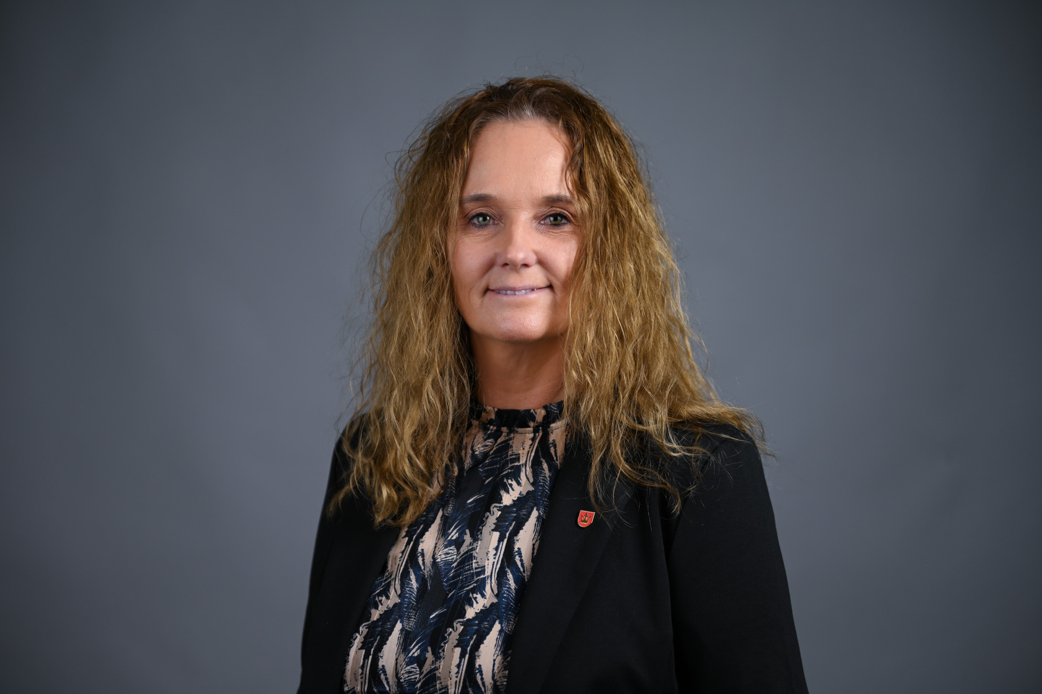 Portrett av dame med grå bakgrunn. Foto: Anders Palmer Holmen