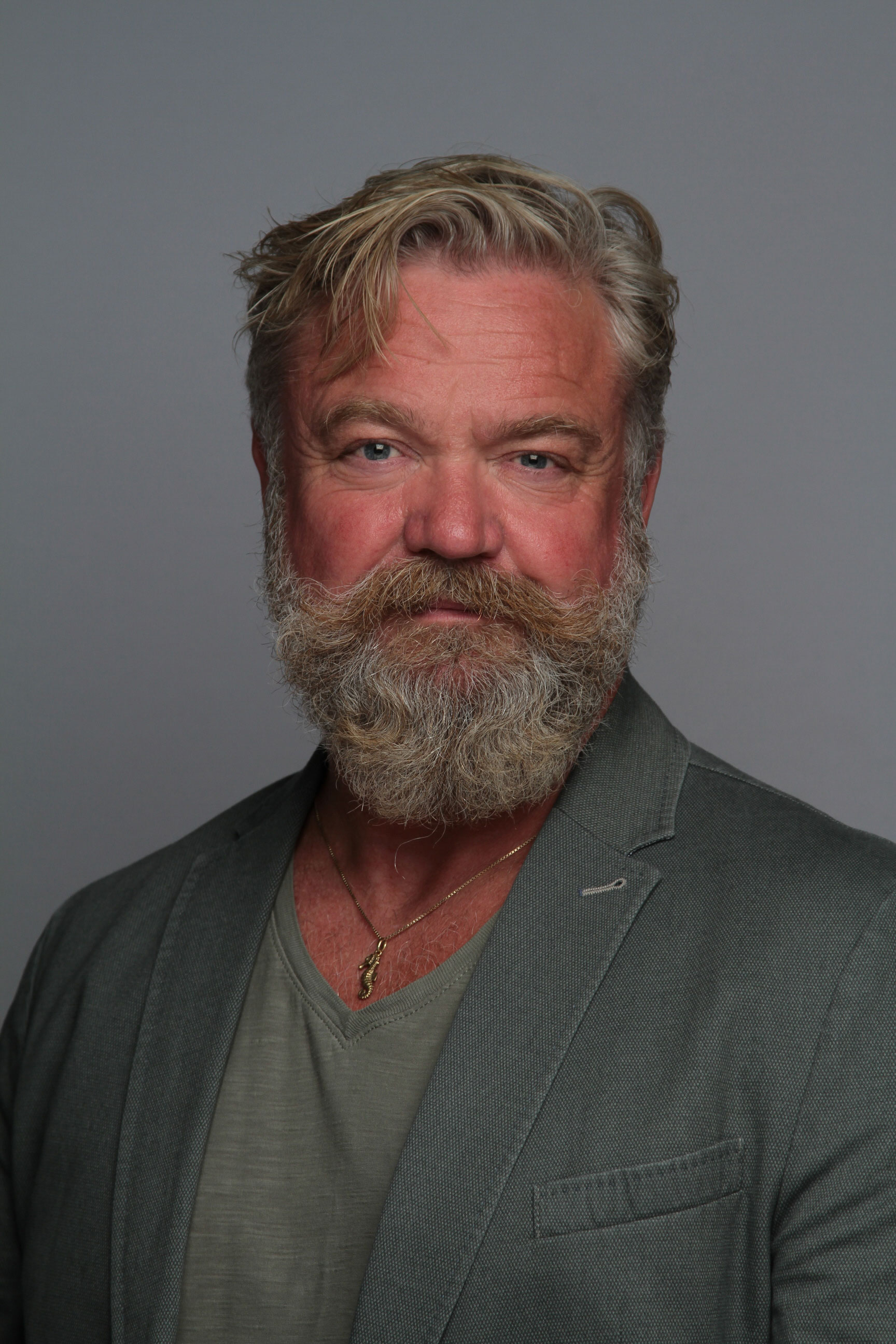 Mann med bart og skjegg.