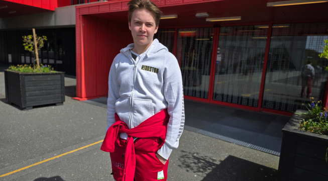 Felix foran skolebygget.