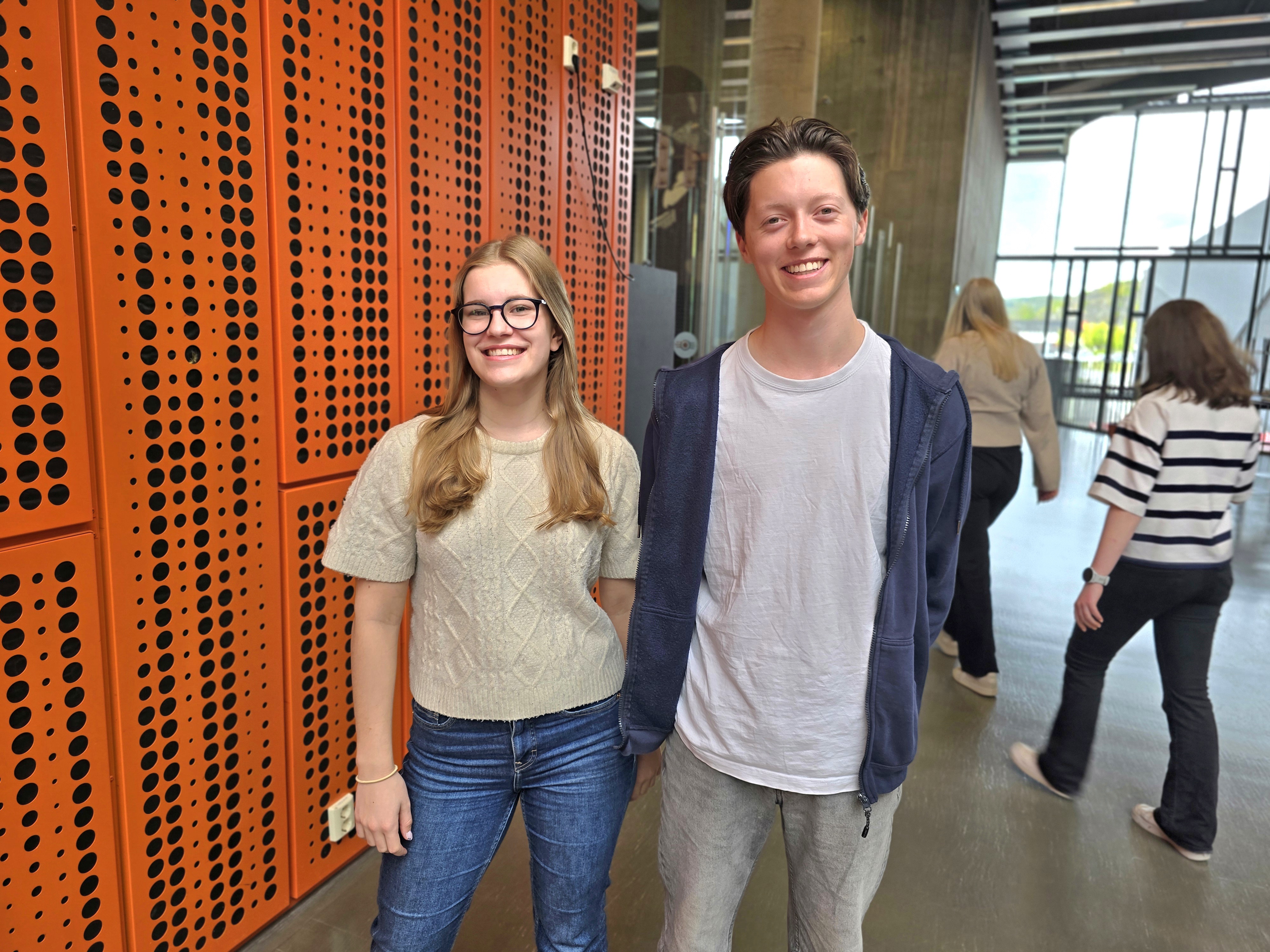 Sara og Cornelius står i skolebygget.