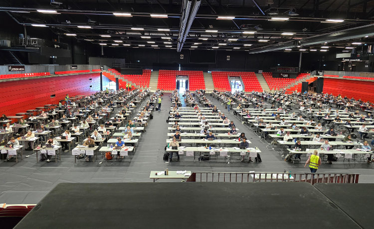 Elever som tar eksamen