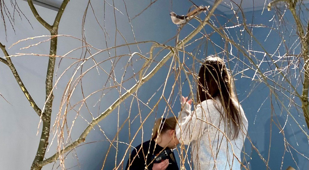 Elever som arbeider med diverse materiale i sanserommet.