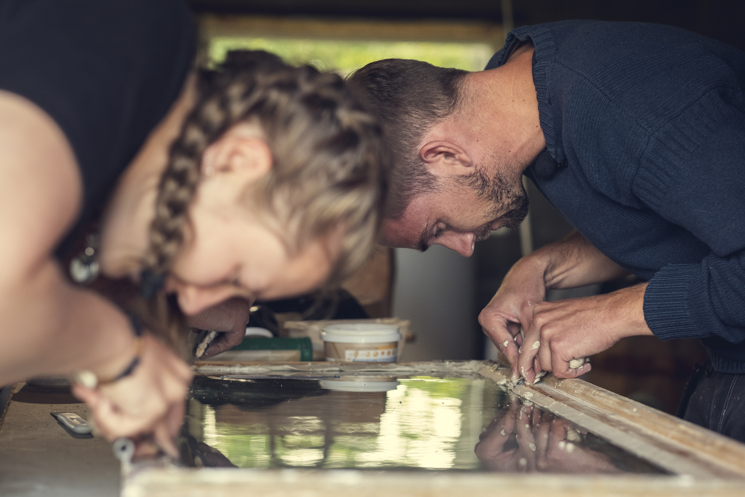 To personer som restaurerer et vindu