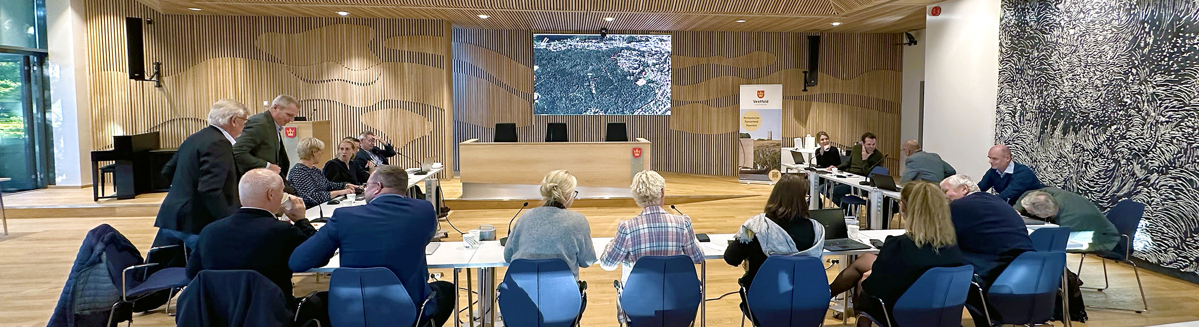 Foto av Vestfold fylkeskommune-politikere som holder møte i fylkestingssalen i Fylkeshuset i Tønsberg.