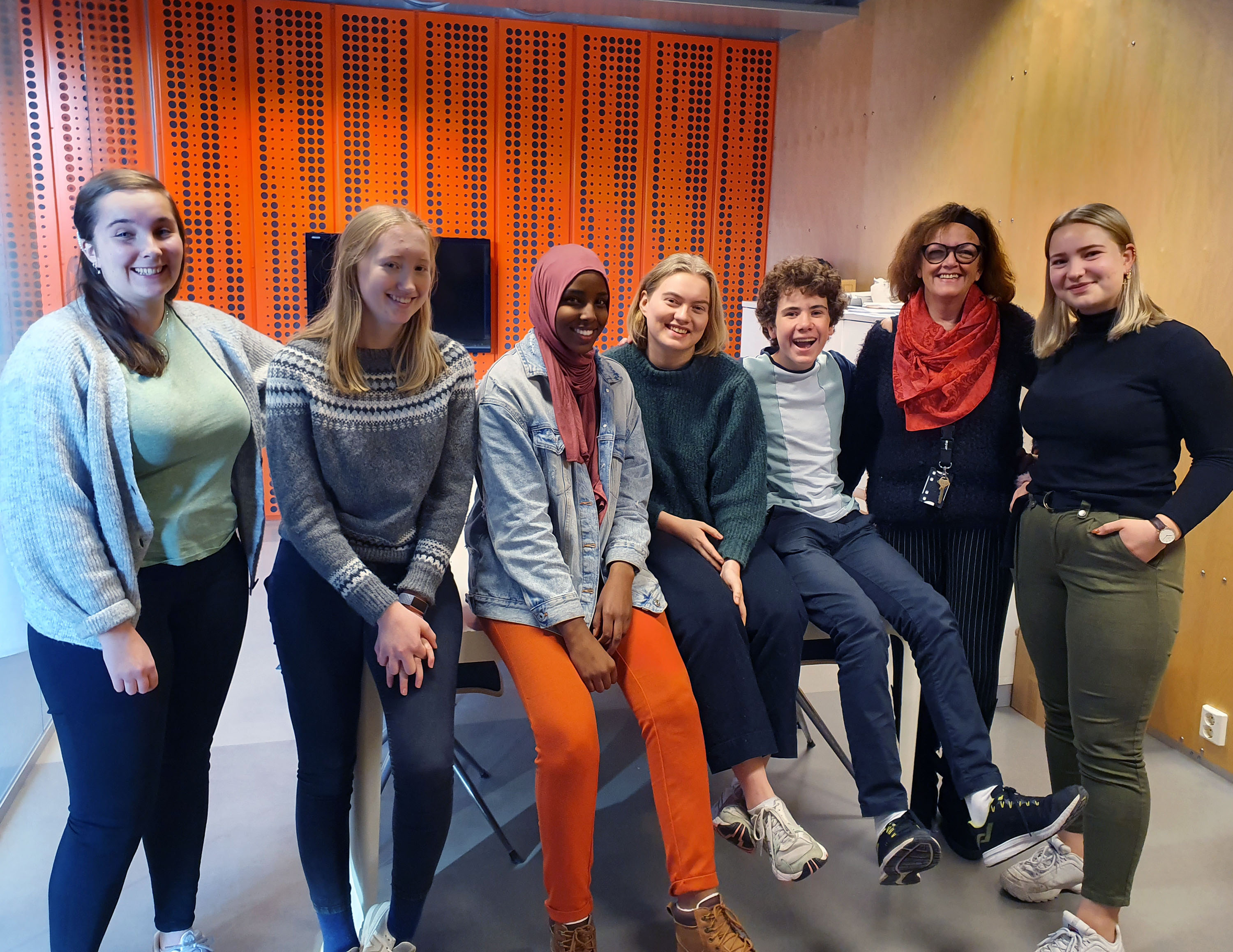 Årets Operasjon Peru-komite på THVS. Fra venstre: Rebekka Anvik, Elise Skuggedal Byholt, Asma Abdulqadir Nur, Emilie Thorstensen, Magnus Asker Olsen, Ingjerd Beste Larsen og Anna Eick Heide.