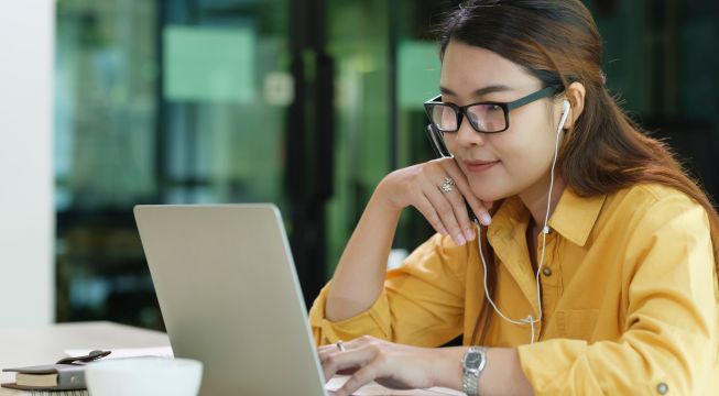 Jente som studerer over nett