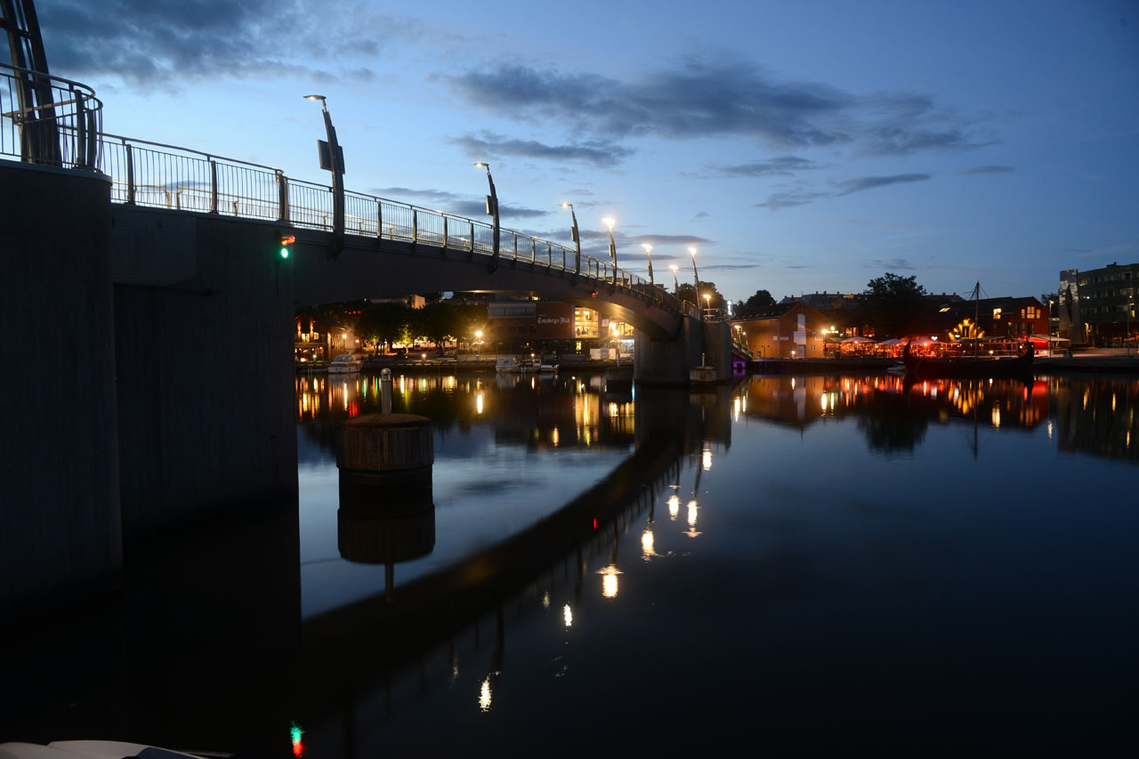 Foto av gangbrua i Tønsberg kveldstid