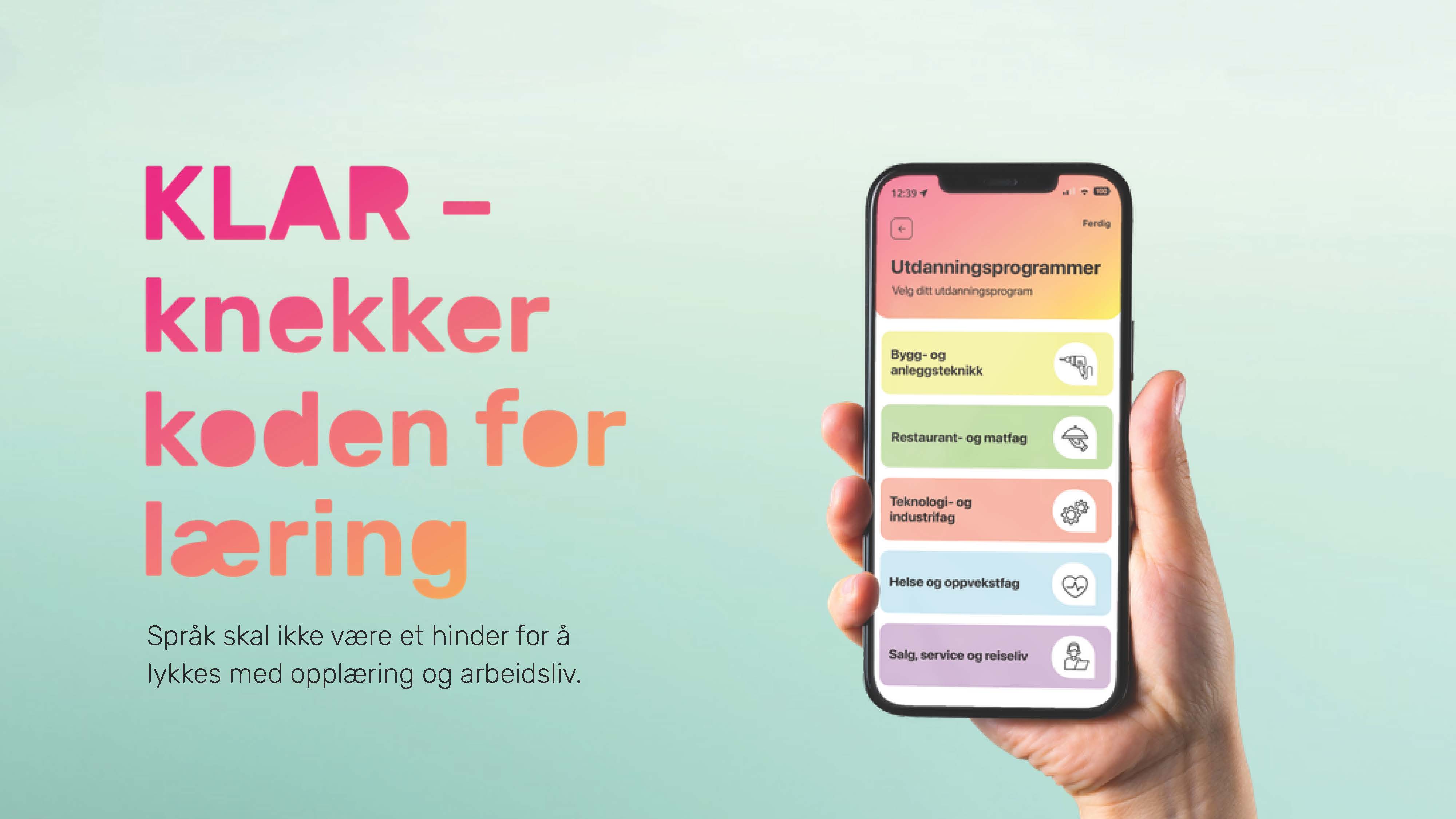En som holder opp telefon som viser appen.