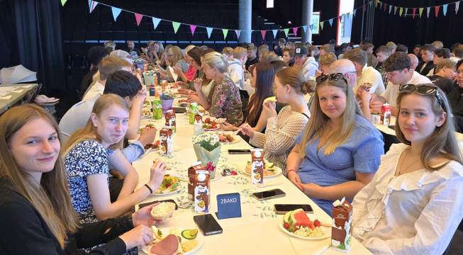 Elevene spiser frokost.