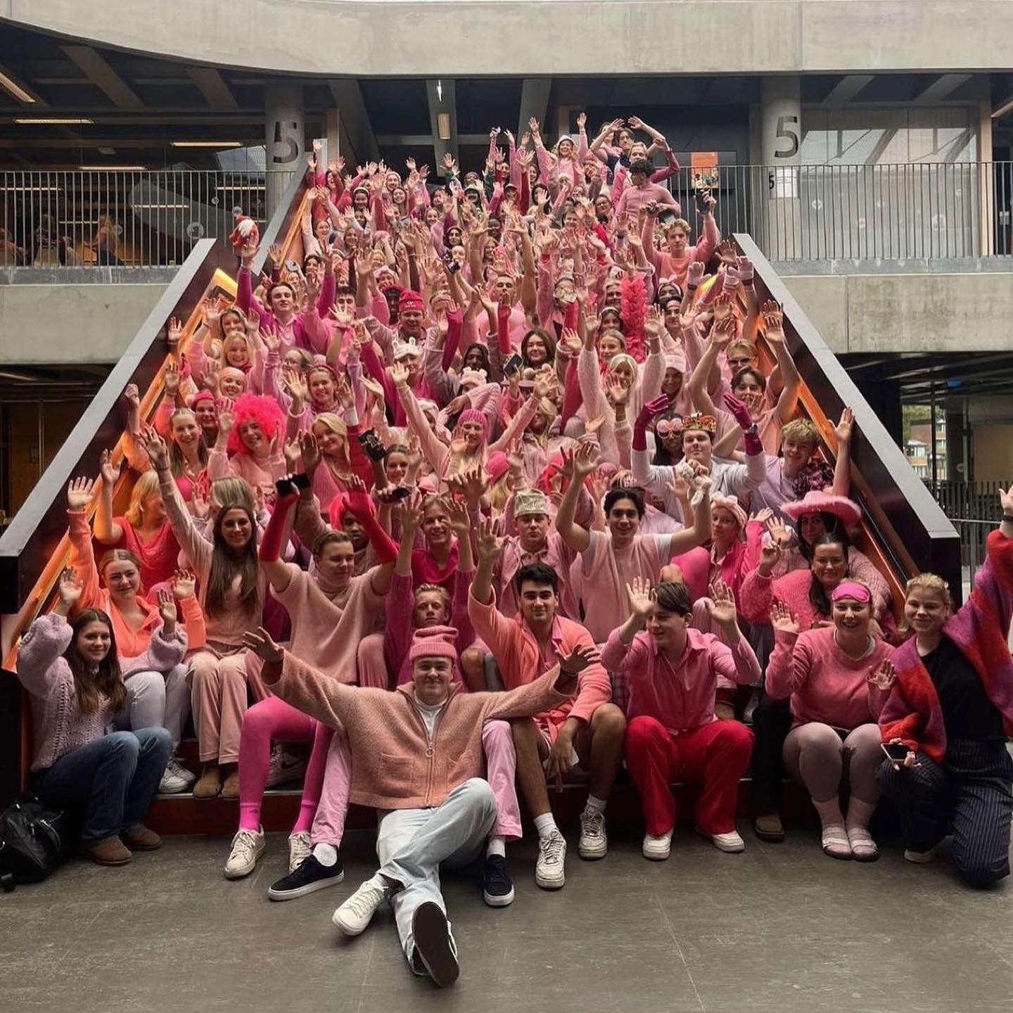 En trapp full av rosa avgengselever