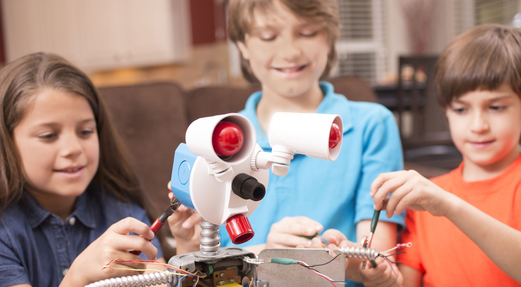 Barn skrur på robot