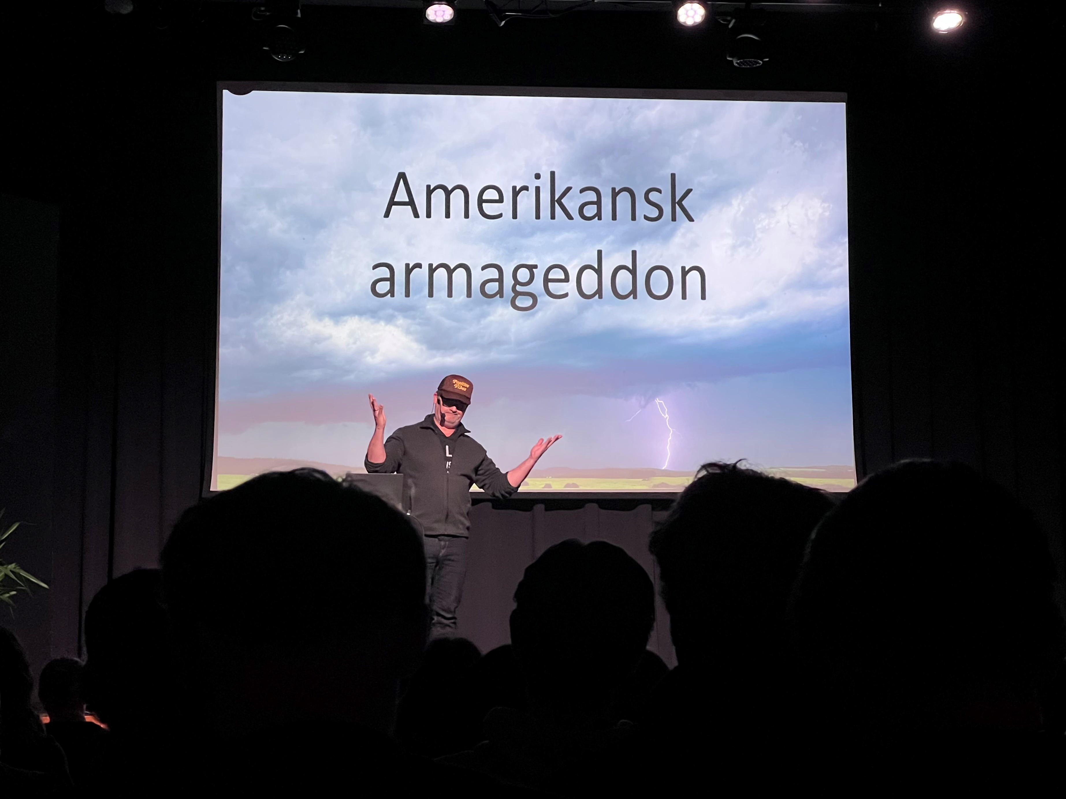 Bilde av Thomas Seltzer på scenen