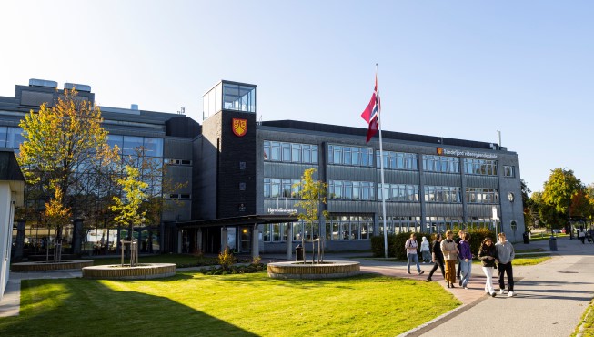 Skolens hovedinngang.